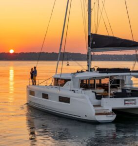 catamaran au coucher de soleil